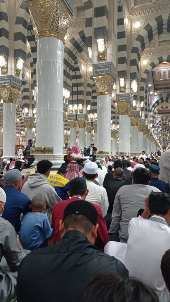 orang orang menyimak ceramah seorang syekh di masjid nabawi