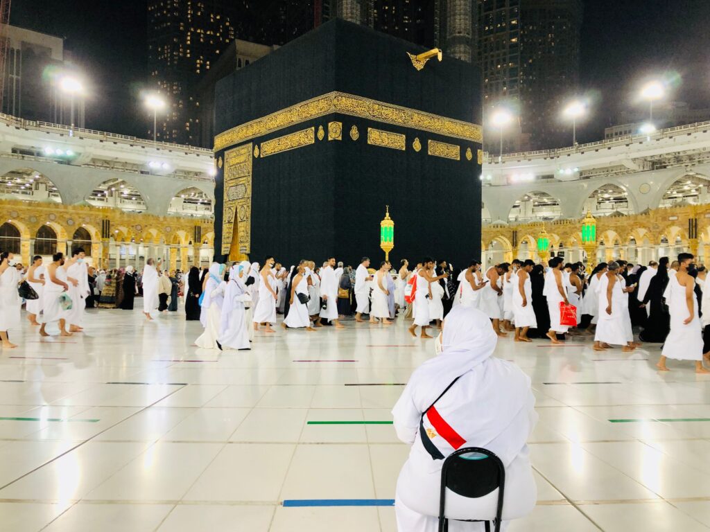 pemandangan jamaah yang sedang melakukan tawaf