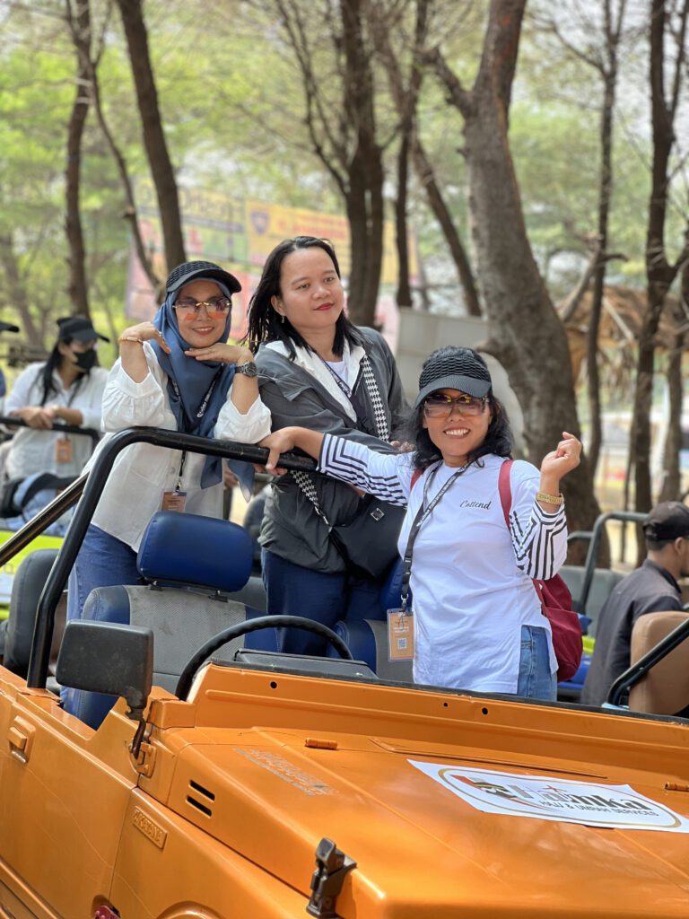 keseruan para peserta menaiki jeep di wisata pasir gumuk jogja