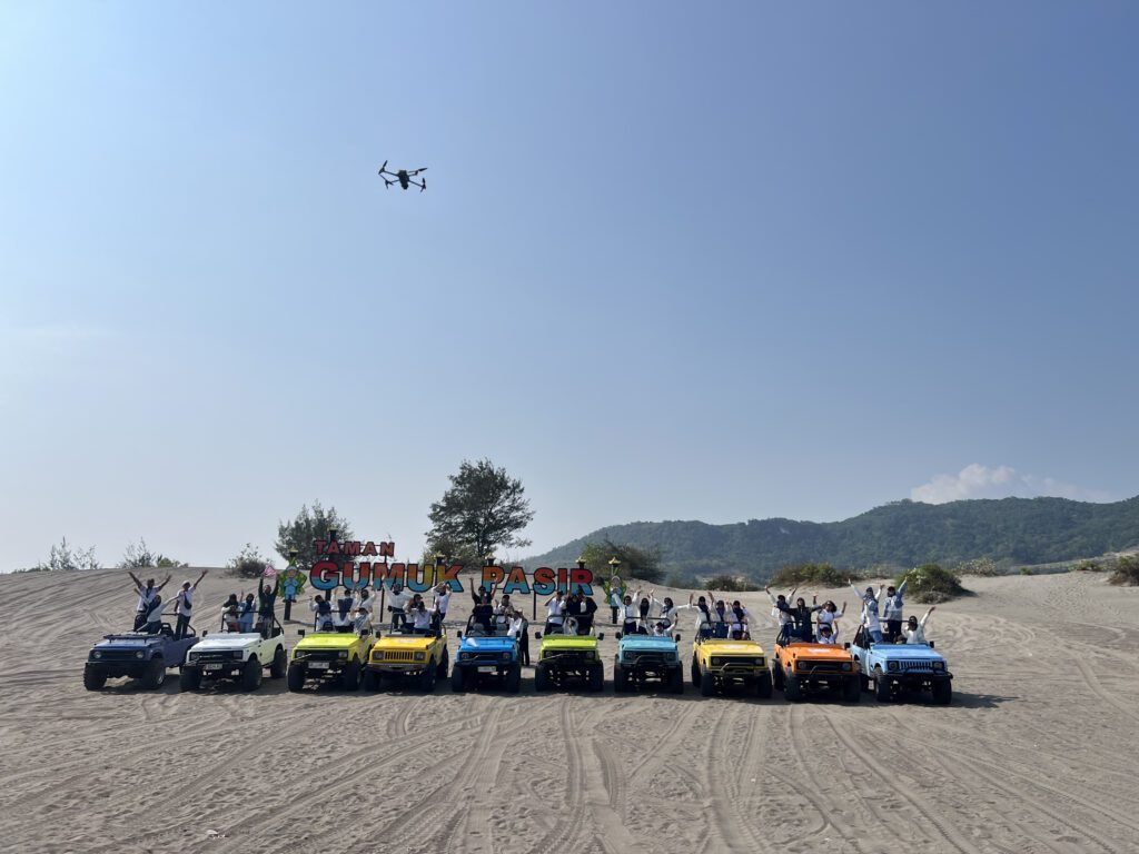 para peserta dan tungangan jeep di pasir gumuk, jogja