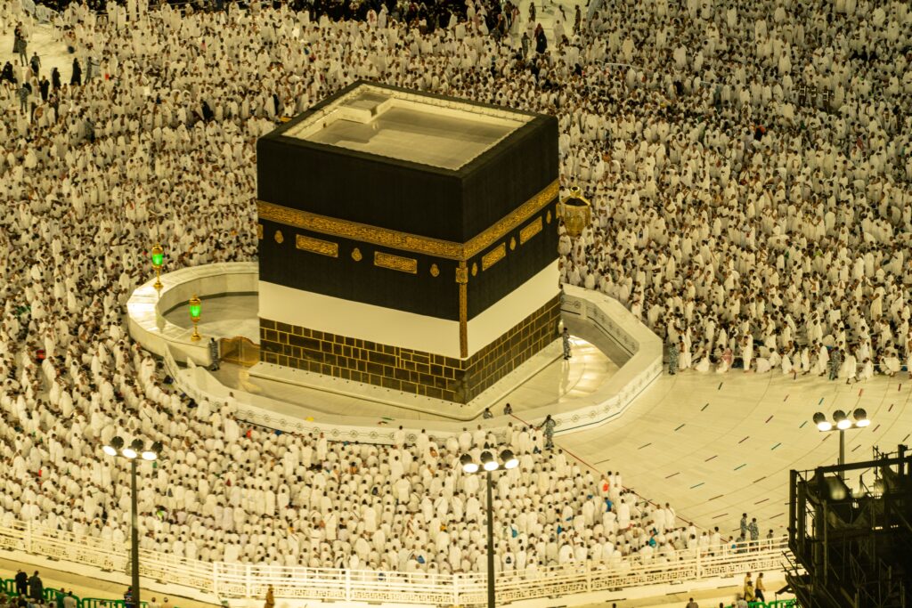 Pemandangan kakbah dan jamaah yang sedang tawaf