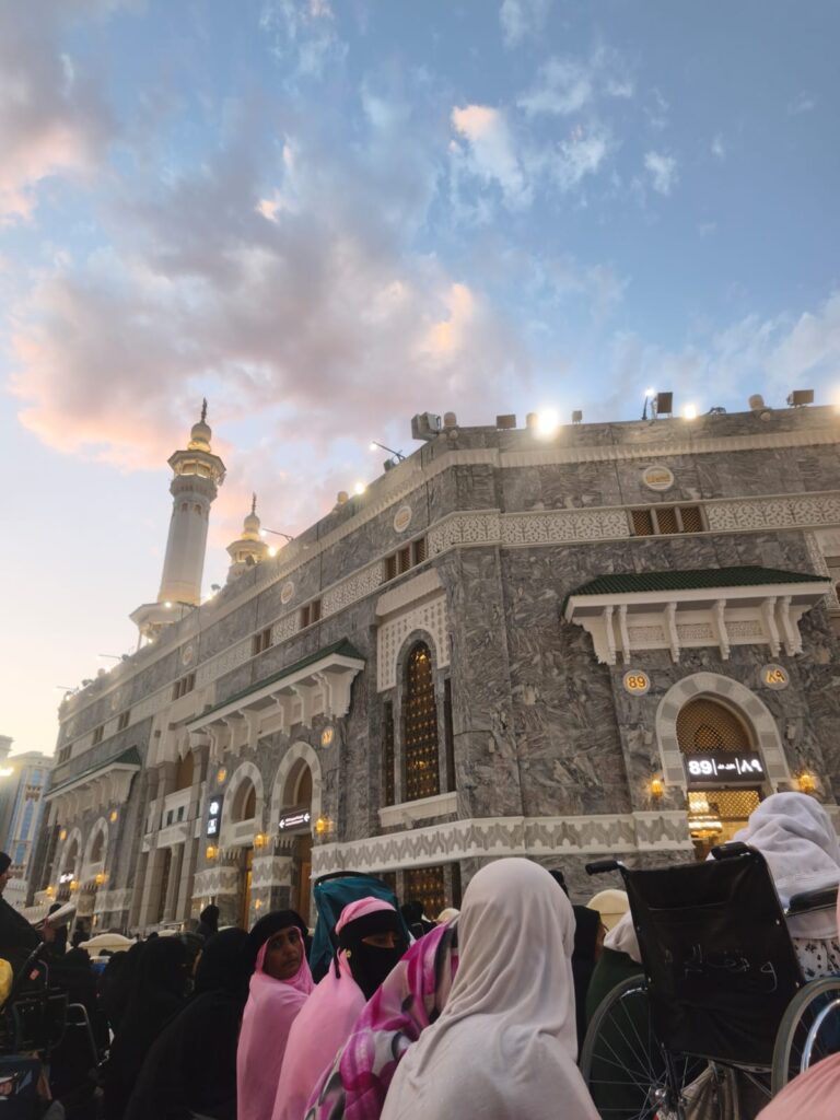 foto pelataran masjidil harom di sore hari